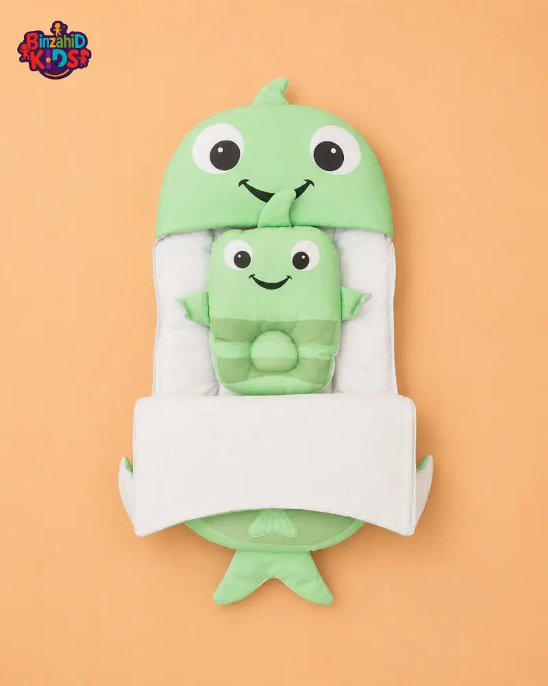 HAPPIMUMS CHARACTER CUDDLY CARRY NEST WITH PILLOW - GREEN FISH